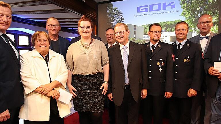 Zum 50-jährigen Bestehen spendete das Marktbreiter Unternehmen GOK insgesamt 50 000 Euro an fünf soziale und kulturelle Organisationen in der Region. Von links: Peter Juks und Renate Lindner (Spital-Ehrenhof Ochsenfurt), Dr. Wolfgang Karmann (Klinik Kitzinger Land), Evelyn Kleine (GOK-Inhaber-Familie), Harald Erhard (BRK-Kreisverband Kitzingen), GOK-Inhaber Dieter Kleine, Jürgen Poppner und Florian Wallochny (Feuerwehr Marktbreit), GOK-Geschäftsführer Gerald Unger und Karl-Heinz Rebitzer (Lebenshilfe Kitzingen).