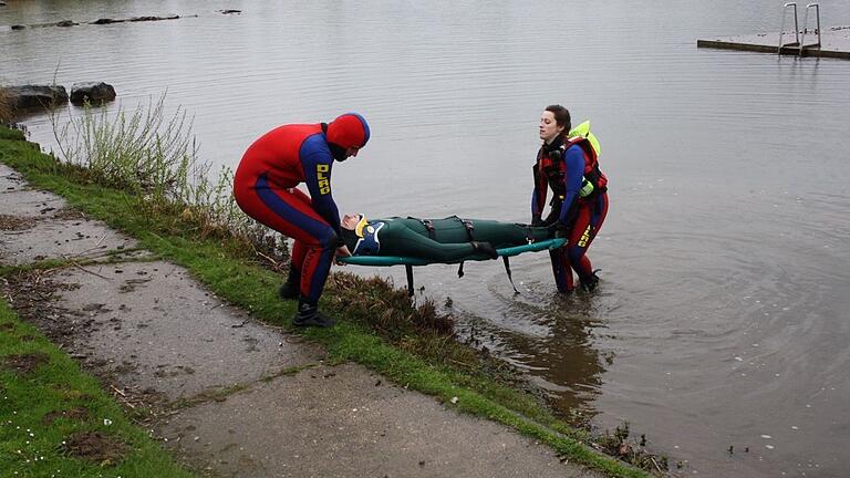 Wie rettet man Menschen vor dem Ertrinken? Rettungsschwimmer der Deutschen Lebens-Rettungs-Gesellschaft (DLRG) üben Handgriffe, die im Ernstfall sitzen müssen. Wie rettet man Menschen vor dem Ertrinken? Rettungsschwimmer der Deutschen Lebens-Rettungs-Gesellschaft (DLRG) üben Handgriffe, die im Ernstfall sitzen müssen. 