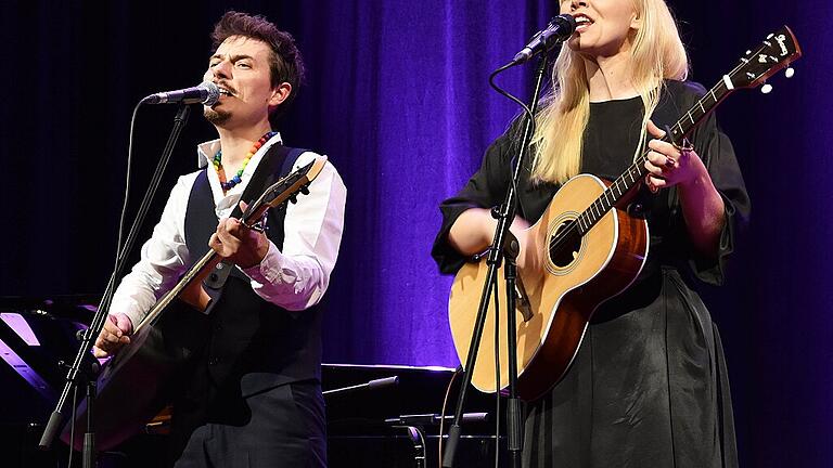 Die Singer-Songwriter Caro Obieglo (rechts) und Andres Obieglo vom Duo &bdquo;Carolin No&ldquo; kommen auf ihrer Jubiläumstour &bdquo;11 Years of November&ldquo; nach Haßfurt und werden am 12. Oktober das Publikum mit ihren außergewöhnlichen Eigenkompositionen bezaubern.