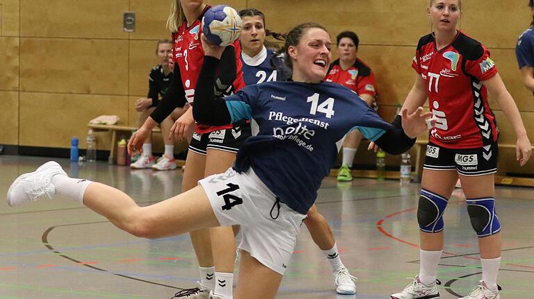 Kreis-Klasse: Tanja Bausenwein (am Ball) im Spiel gegen die HSG Fichtelgebirge.