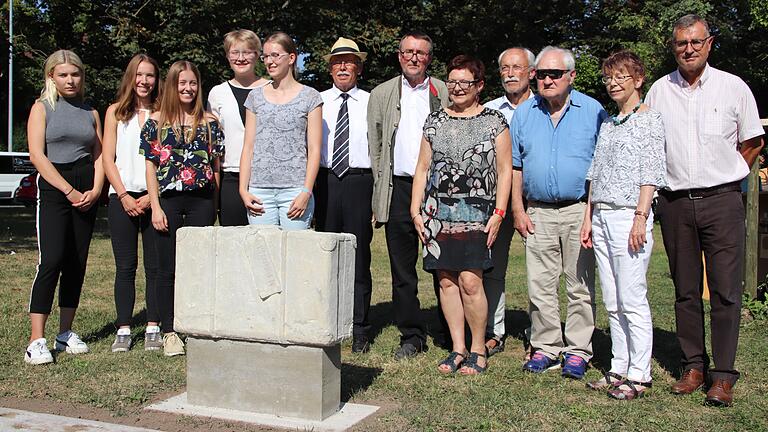 In Kitzingen entwickelten sechs Schülerinnen des Armin-Knab-Gymnasiums das Denkmal zum Gedenken an die jüdischen Deportierten. Im Sommer 2018 wurde es gemeinsam mit Lehrern, Politikern und Historikern eingeweiht.