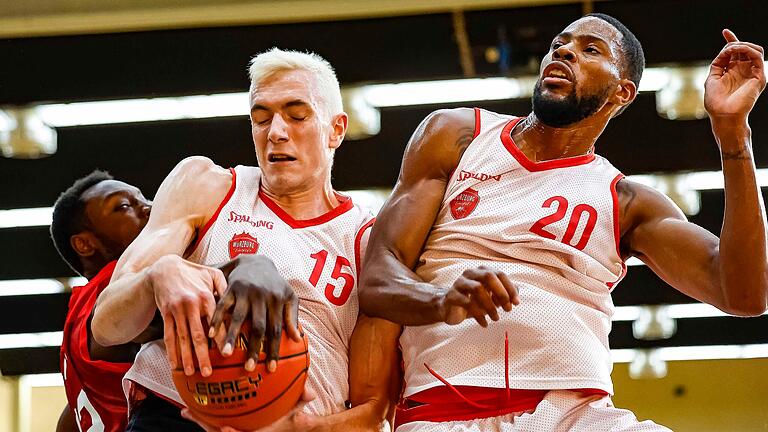 Philipp Hartwich (Mitte) und Xeyrius Williams von den Würzburg Baskets lassen Solomon Young von den Brose Bamberg keine Chance, an den Ball zu kommen. Mit 90:72 gewannen die Würzburger ihr erstes Testspiel gegen den Ligakonkurrenten Bamberg.