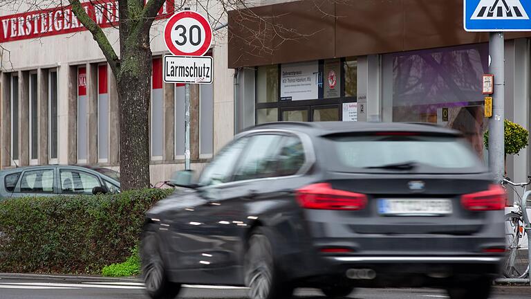 In der Würzburger Ludwigstraße gilt bereits Tempo 30. Hat die bundesweite Initiative Erfolg und die Straßenverkehrsordnung wird überarbeitet, könnte es von diesen Schildern in Würzburg künftig mehr geben.