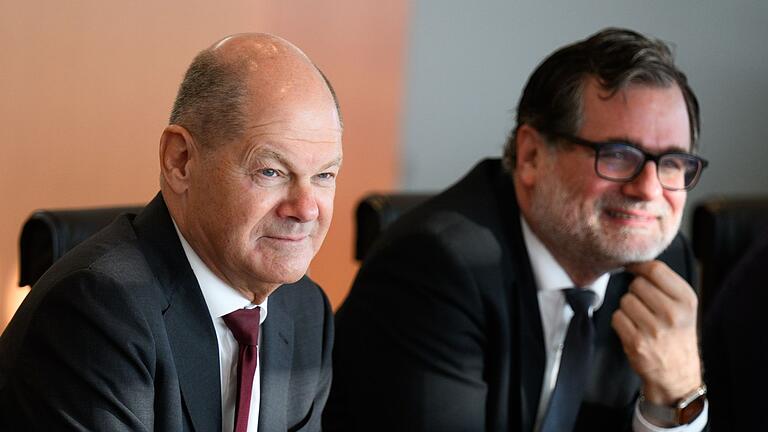 Sitzung Bundeskabinett.jpeg       -  Bundeskanzler Olaf Scholz (SPD) und Wolfgang Schmidt (SPD), Chef des Bundeskanzleramts.