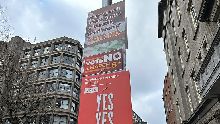 Abstimmung über Verfassungsänderung in Irland.jpeg       -  Plakate für und gegen das Referendum zur Änderung der irischen Verfassung sind nebeneinander an einem Laternenpfahl in der Kildare Street in Dublin zu sehen.