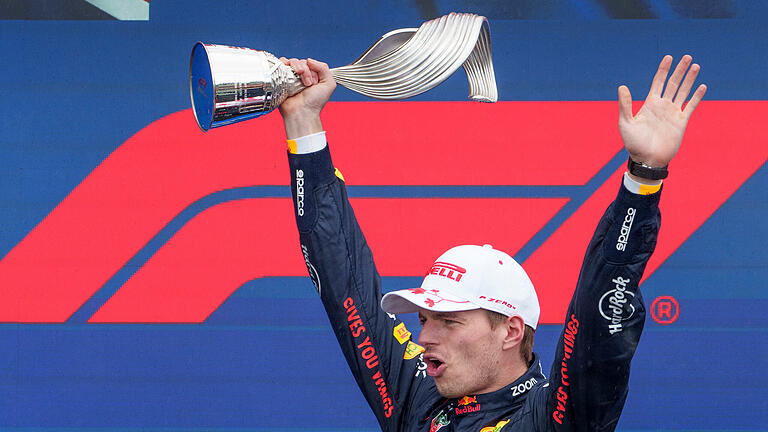 Grand Prix von Kanada.jpeg       -  Der Red-Bull-Pilot Max Verstappen aus den Niederlanden feiert mit der Trophäe nach seinem Sieg in Montreal. Der Weltmeister baute seinen Vorsprung in der Gesamtwertung aus.