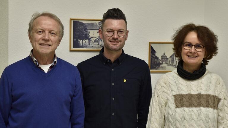 Ab Februar 2025 erhält die Königsberger Allgemeinarztpraxis von Ronald Meisch (links) Verstärkung durch den jungen Arzt Manfred Geiß (Mitte). Mit im Bild: Die angestellte Ärztin Renata Amend. Ab Februar 2025 erhält die Königsberger Allgemeinarztpraxis von Ronald Meisch (links) Verstärkung durch den jungen Arzt Manfred Geiß (Mitte). Mit im Bild: Die angestellte Ärztin Renata Amend.