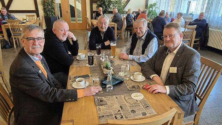 Einige Gäste im Bild (von links): Oberstlt a.D. Wolfgang Hagedorn, StFw a.D. Volker Schöppel, StFw a.D. Klaus Fischer, Oberstlt a.D. Karlheinz Fiebig, Oberstlt a.D. Gerald 'Charlie' Dörfel. Einige Gäste im Bild (von links): Oberstlt a.D. Wolfgang Hagedorn, StFw a.D. Volker Schöppel, StFw a.D. Klaus Fischer, Oberstlt a.D. Karlheinz Fiebig, Oberstlt a.D. Gerald 'Charlie' Dörfel.