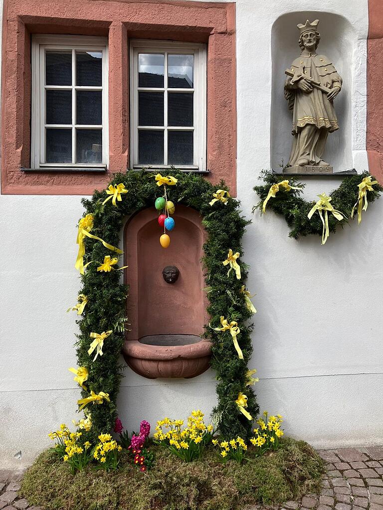 Brunnen mit Blätterbogen am alten Rathaus.
