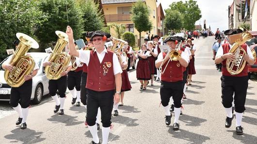 Viele Gastvereine und Gastkapellen nahmen am Festzug anlässlich des großen Jubiläums der Blaskapelle Hofstetten am Sonntagnachmittag teil. Darunter war auch die Blasmusik aus Kraisdorf.