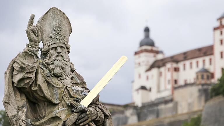 Alte Mainbrücke in Würzburg und ihre Brückenheiligen. Der Heilige Kilian gilt als der Patron der Franken.&nbsp;