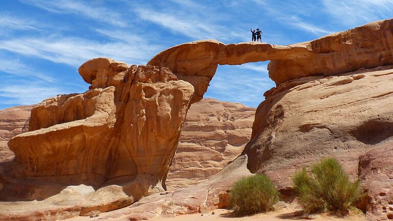Die grandiose Fels- und Sandwüste Wadi Rum liegt unweit des Roten Meeres und erinnert die Wagners an die Nationalparks im Südwesten der USA. Die grandiose Fels- und Sandwüste Wadi Rum liegt unweit des Roten Meeres und erinnert die Wagners an die Nationalparks im Südwesten der USA.