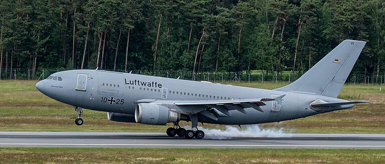 Diese Maschine der Luftwaffe brachte die Kriegsverletzten am Donnerstag nach Bayern.