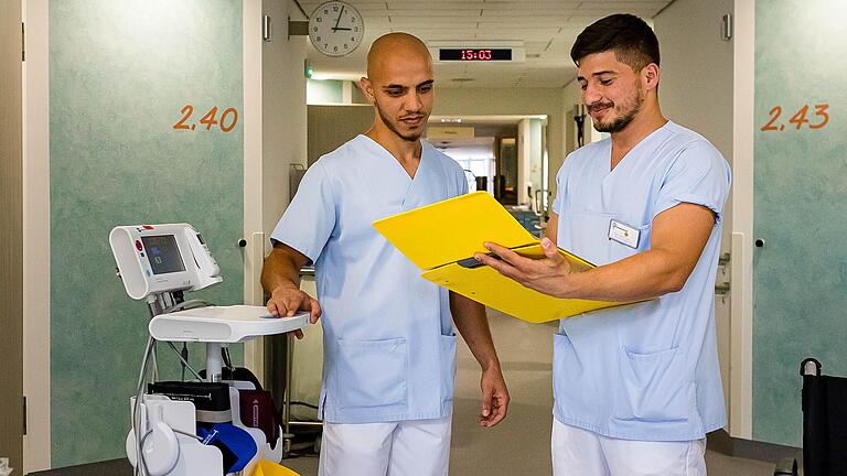 Haben gerade erfolgreich ihre Ausbildung zum Gesundheits- und Krankenpfleger abgeschlossen: Moussa Schalabei (links) und Mahmood Hassani im Schweinfurter St. Josef-Krankenhaus.