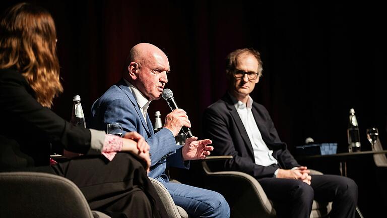 'Kosten sind nicht alles', appellierte Landrat Thomas Habermann (Mitte) Richtung Preh-CFO Guntram Nöth (rechts). Moderiert wurde die Veranstaltung von Redaktionsleiterin Julia Back. 'Kosten sind nicht alles', appellierte Landrat Thomas Habermann (Mitte) Richtung Preh-CFO Guntram Nöth (rechts). Moderiert wurde die Veranstaltung von Redaktionsleiterin Julia Back.