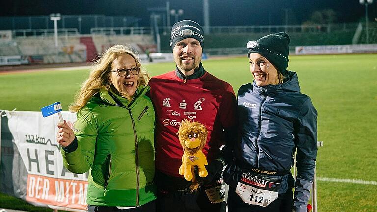 Alexander Dietz nach seiner Laufleistung mit den beiden Hauptorganisatorinnen des Heartbeat Ultra, Steffi Sänger (links) und Jennifer Romanovski. Alexander Dietz nach seiner Laufleistung mit den beiden Hauptorganisatorinnen des Heartbeat Ultra, Steffi Sänger (links) und Jennifer Romanovski.