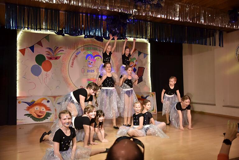 Die Dancing Kids begeisterten das Publikum im Vereinsheim der Sportfreunde Holzhausen. Die Dancing Kids begeisterten das Publikum im Vereinsheim der Sportfreunde Holzhausen.