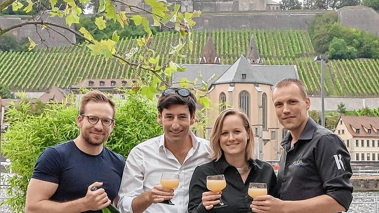 Boulevard Würzburg: Federweißer-Fest - Der Herbst mit seinen leuchtenden Farben hat ein eigenes Weinfest verdient, sagen die Macher von „Würzburg erleben“ Christian Papay (von links) und Leonard Landois. So haben sie kurzerhand die Winzergemeinschaft Franken mit Miriam Meier und den Gastronom Sebastian Heimbeck vom „Felicia“ mit ins Boot geholt. Gemeinsam veranstalten sie an der Mainpromenade vom 22. bis 25. September das erste Würzburger Federweißer-Fest. Dazu gibt von 17 bis 23 Uhr passend Zwiebelkuchen. Foto: Pascal Höfig Boulevard Würzburg: Federweißer-Fest - Der Herbst mit seinen leuchtenden Farben hat ein eigenes Weinfest verdient, sagen die Macher von „Würzburg erleben“ Christian Papay (von links) und Leonard Landois. So haben sie kurzerhand die Winzergemeinschaft Franken mit Miriam Meier und den Gastronom Sebastian Heimbeck vom „Felicia“ mit ins Boot geholt. Gemeinsam veranstalten sie an der Mainpromenade vom 22. bis 25. September das erste Würzburger Federweißer-Fest. Dazu gibt von 17 bis 23 Uhr passend Zwiebelkuchen. Foto: Pascal Höfig