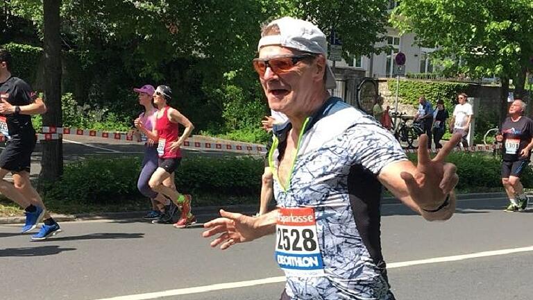 Heinz Neßwald (59) schaffte es durch systematisches Lauftraining in einem Jahr zum Marathon. Das Bild zeigt ihn beim Residenzlauf Ende April.
