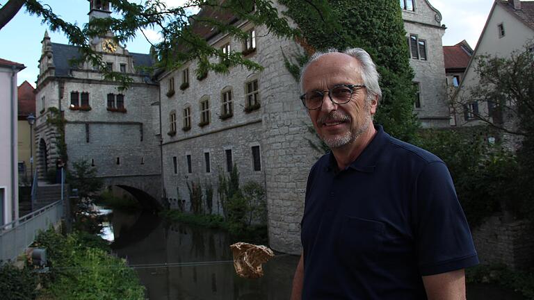 Das für 2020 geplante Kunstfest Artbreit in Marktbreit ist auf 2021 verschoben. Im Bild: Mitorganisator Claus Peter Berneth. Im Hintergrund die Arbeit 'Die zweite Welle' von Martin Steinert. Das für 2020 geplante Kunstfest Artbreit in Marktbreit ist auf 2021 verschoben. Im Bild: Mitorganisator Claus Peter Berneth. Im Hintergrund die Arbeit 'Die zweite Welle' von Martin Steinert.