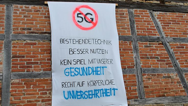 Der Protest geht weiter in der Gemeinde Höchheim: Auf Bannern zeigen Bürger ihre Bedenken gegen das Errichten von Mobilfunksendern in den Ortsteilen.