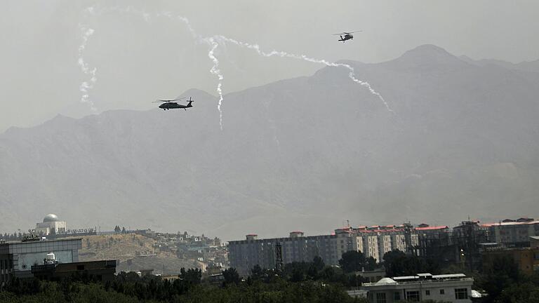 US-Militärhubschrauber vom Typ Black Hawk überfliegen die Stadt. Taliban-Kämpfer drangen am Sonntag in die Außenbezirke der afghanischen Hauptstadt ein und erklärten, sie erwarteten eine 'friedliche Übergabe' der Stadt, nachdem sie versprochen hatten, sie nicht gewaltsam einzunehmen.