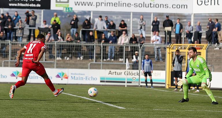 Der zweite Streich: Fabrice Montcheu (links) überwindet Aschaffenburgs Torhüter Max Grün zum 2:0 für die Würzburger Kickers.