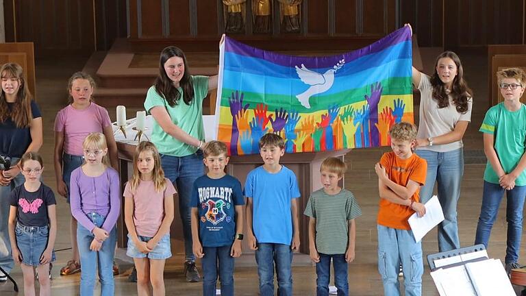 Der Kinderchor: „Wir ziehen in den Frieden“       -  Der Kinderchor: „Wir ziehen in den Frieden“