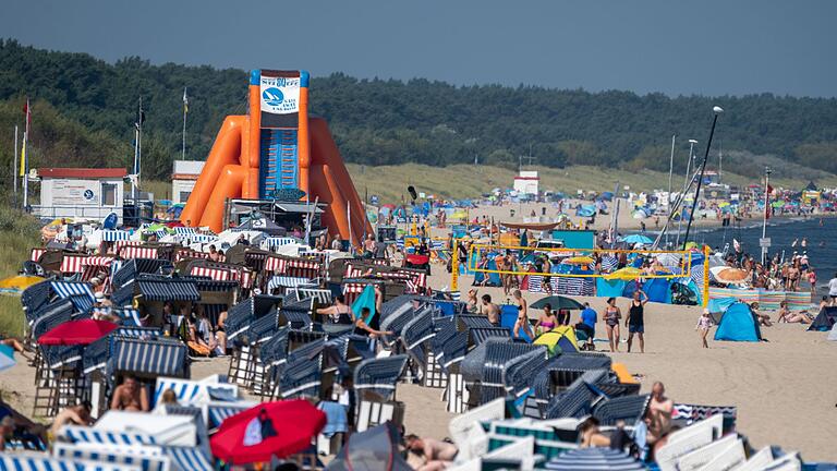 Sommerhitze in Deutschland - Insel Usedom       -  Erholung am Strand