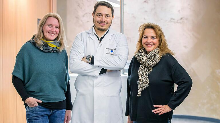 Katja Elting (links), Elke Scholz sowie Aida Mohamed und Amani Edibli (nicht im Bild) unterstützen Augenarzt Mostafa Abousebei in seiner Praxis.