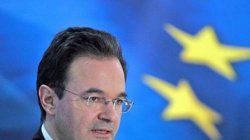 Giorgos Papaconstantinou       -  Laut Griechenlands Finanzminister Giorgos Papakonstantinou soll das Haushaltsdefizit bis 2014 von derzeit 13,6 auf 3 Prozent reduziert werden.