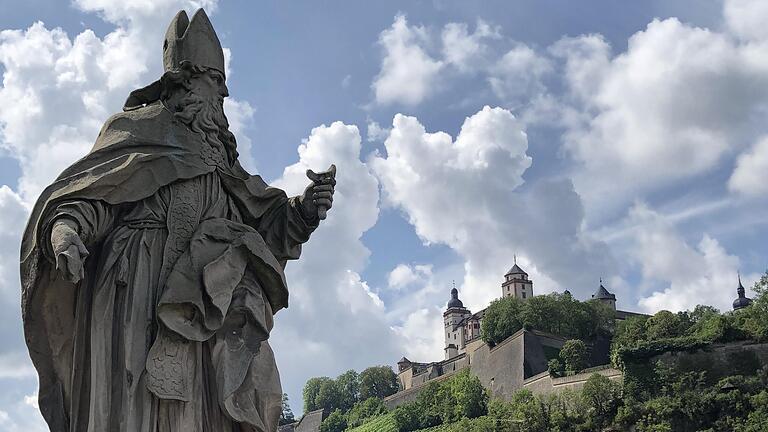 Der Heilige Burkard, Würzburgs erster Bischof, auf der Alten Mainbrücke wurde bestohlen: Seinem Schwert fehlt die Klinge.&nbsp;Schäden an den Brückenheiligen kommen häufiger vor.