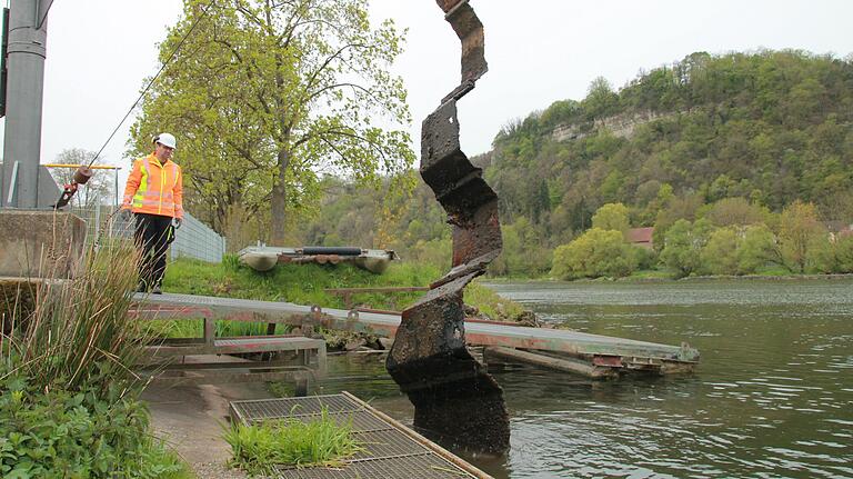 Die abgetrennte Spundwand wird herausgehievt.