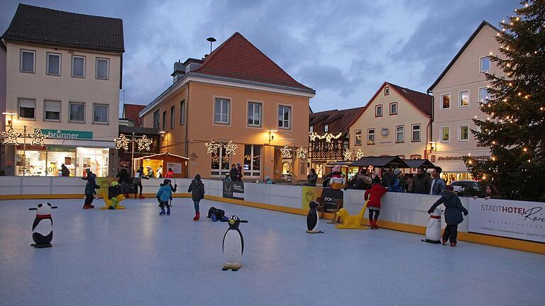 Zur Kufengaudi (hier 2019) lädt wieder die Eisbahn auf dem Mellrichstadter Marktplatz.