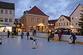 Zur Kufengaudi (hier 2019) lädt wieder die Eisbahn auf dem Mellrichstadter Marktplatz.