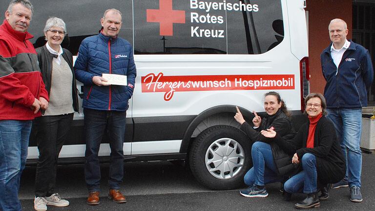 BRK Kreisgeschäftsführer Ralf Baumeister konnte sich bei Vorstellung des neuen Herzenswunsch Hospizmobils freuen. Der Theaterverein Großeibstadt übergab eine Spende von 1.500 Euro.