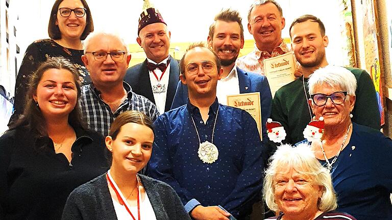 Das Foto zeigt (oben von links): Jacqueline Eusemann (1. Vorsitzende), Jürgen Förster (FVF), Klaus Schwartling, (zweite Reihe oben von links): Thomas Knüchel, Alexander Rudloff-Heimrich (Sitzungspräsident), Marius Krönert, (dritte Reihe oben von links): Lea-Marie Gröger, Sebastian Wenzel, Renate Graf,(vorne von links): Jule Lukoszus, Edeltraud Neist.