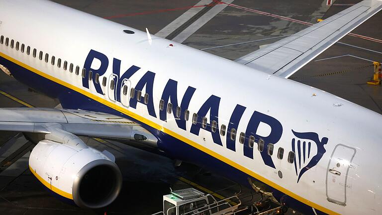 Ryanair       -  Bei Ryanairs Attacke geht es auch um einen Streit um eine Deckelung des Luftverkehrs am Flughafen in Dublin.