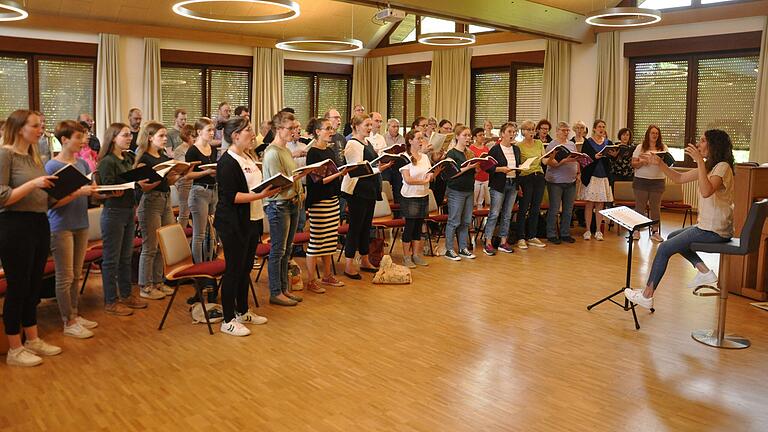 Der Kammerchor des Bezirkskantorats Tauberbischofsheim und der&nbsp;Stiftschor Wertheim bei den Proben.