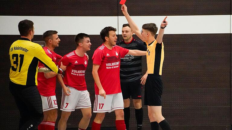Die Emotionen kochten hoch: Daniel Beker (dritter von links, SV Rödelmaier) sieht nach seinem Einsteigen gegen Fabian Mainberger im Spiel gegen den FSV Hohenroth die Rote Karte.