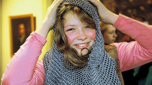 Schmerzhafte Prozedur: Ein Kettenhemd überzuziehen, kann mit langen Haaren zu einer ziemlich schwierige Aufgabe werden. Schmerzhafte Prozedur: Ein Kettenhemd überzuziehen, kann mit langen Haaren zu einer ziemlich schwierige Aufgabe werden.