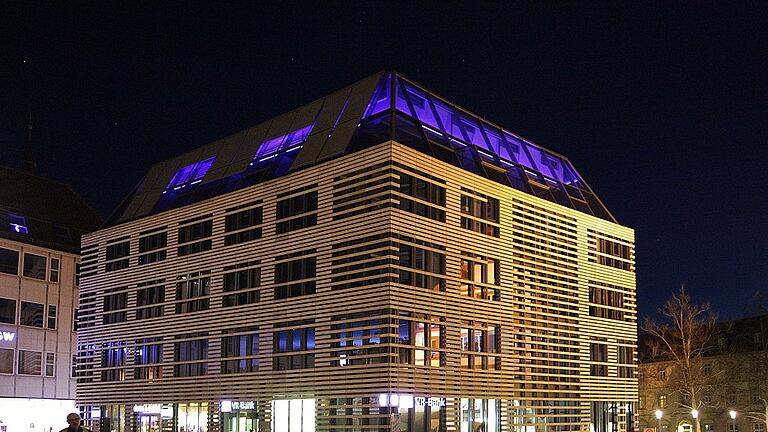 Stadtansichten       -  Das Forum-Haus auf dem Würzburger Marktplatz, das jetzt zehn Jahre alt wird, bei Nacht.