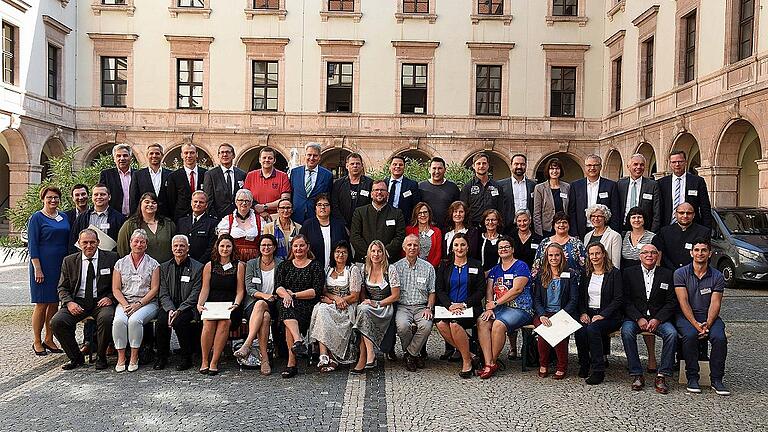 Im Gruppen-Coaching &bdquo;Nährwert mit Mehrwert &ndash; Essen am Arbeitsplatz&ldquo; haben Brigitte Baumeister und Carina Schüßler vom Fachzentrum Ernährung/Gemeinschaftsverpflegung Unterfranken fünf unterfränkische Betriebe von Januar bis Juni 2018 begleitet. Im Bild die Teilnehmer des Coachings Betriebsgastronomie mit Ministerialdirigent Eckbert Dauer (oberste Reihe, Sechster von links).