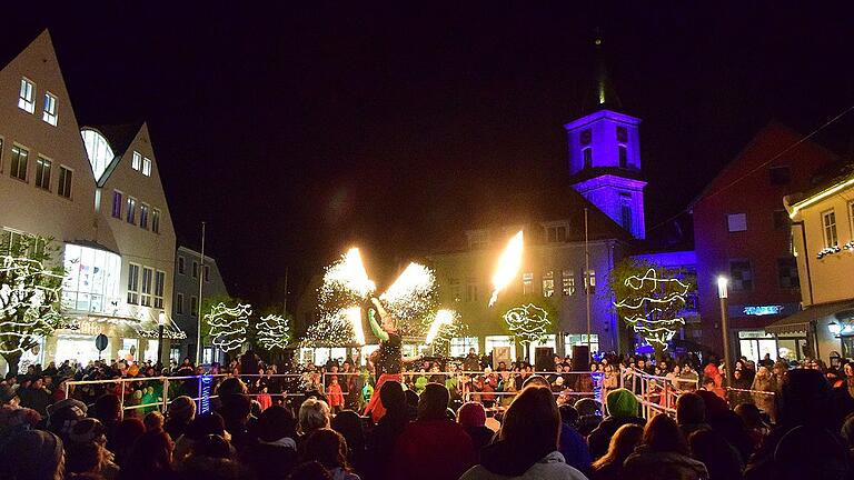 2017 war eine Feuershow die Attraktion der Nacht der Magie. Heuer wird Zauberer Chris Hill am Freitagabend mit zwei großen Shows für Staunen sorgen. 2017 war eine Feuershow die Attraktion der Nacht der Magie. Heuer wird Zauberer Chris Hill am Freitagabend mit zwei großen Shows für Staunen sorgen.