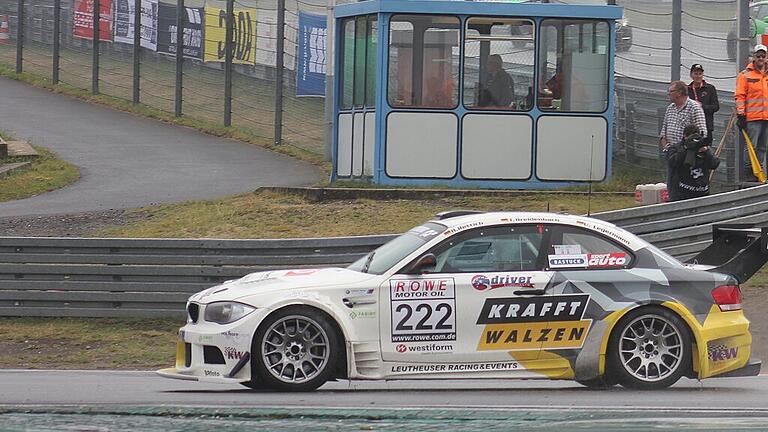 Durch nichts aufzuhalten: Das BMW 1er Coupé von Leutheuser Racing&Events auf (Startnummer 222) dem Weg zum Klassensieg.