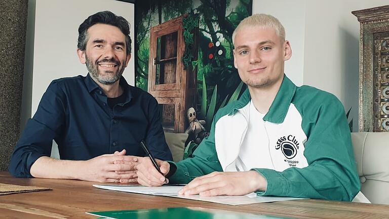 Der dritte Neue für den FC 05 Schweinfurt: Alexander Bazdrigiannis (rechts), zusammen mit Sportleiter Robert Hettich bei der Vertragsunterzeichnung.