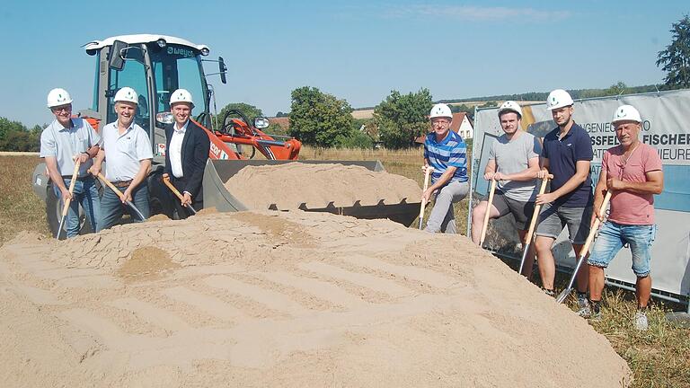 Erster Spatenstich an der Erweiterung des Baugebietes 'Oberm Dorf' in Hetzlos mit (von links) Bernd Wald (Bauorganisation für die Gemeinde), Ortsbeauftragter Klaus Kunder, Bürgermeister Mario Götz, August Schneider (Geschäftsführer August Ullrich GmbH), Bauleiter Dominik Schmitt (Ingenieurbüro Hossfeld &amp; Fischer), Manuel Gabold  (Bauleiter August Ullrich GmbH) und Eugen Seufert (Polier).