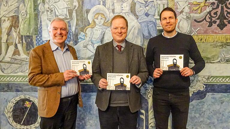 Die neue Broschüre zur Geschichte Heidingsfelds in den Händen (von links):&nbsp;Stefan Rettner (Vorsitzender der Bürgervereinigung Heidingsfeld), Axel Metz (Leiter des Stadtarchivs) und André Dorscheid (FB Stadtplanung).