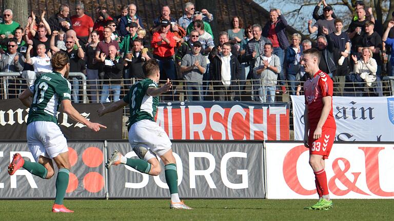 Joshua Endres vom TSV Aubstadt (rechts) ärgert sich über den zwischenzeitlichen Ausgleich des FC 05 Schweinfurt, den Torschütze Lukas Aigner (Mitte) und Kristian Böhnlein bejubeln.