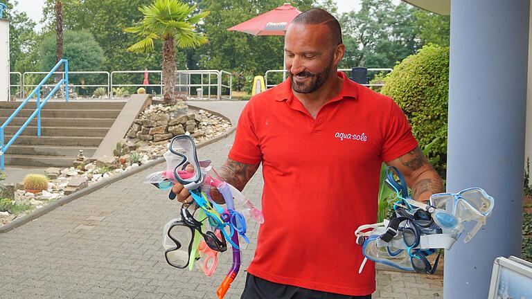 Zwei große Hände von Schwimmmeister Christian Böttcher reichen bei Weitem nicht aus, um die Menge an Fundsachen zu zeigen, die jede Saison im Kitzinger Freibad abgegeben werden. Zwei große Hände von Schwimmmeister Christian Böttcher reichen bei Weitem nicht aus, um die Menge an Fundsachen zu zeigen, die jede Saison im Kitzinger Freibad abgegeben werden.